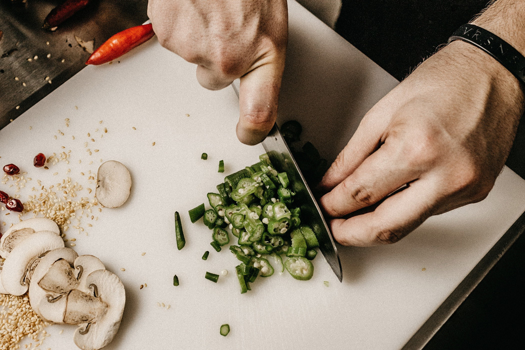 Snijplank groenten hand mes champignons peper