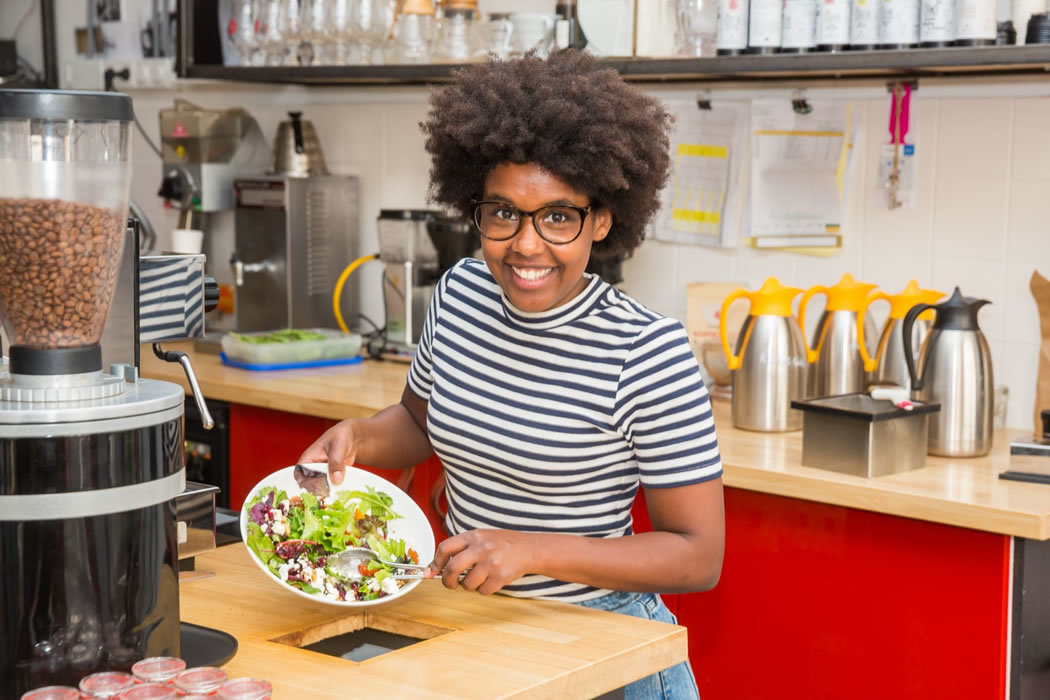 Voedselverspilling vrouw keuken salade afval fw