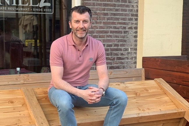 Niels Mulder in Almelo op het terras van z n cafe restaurant Nielz Foto RTV Oost Cropped