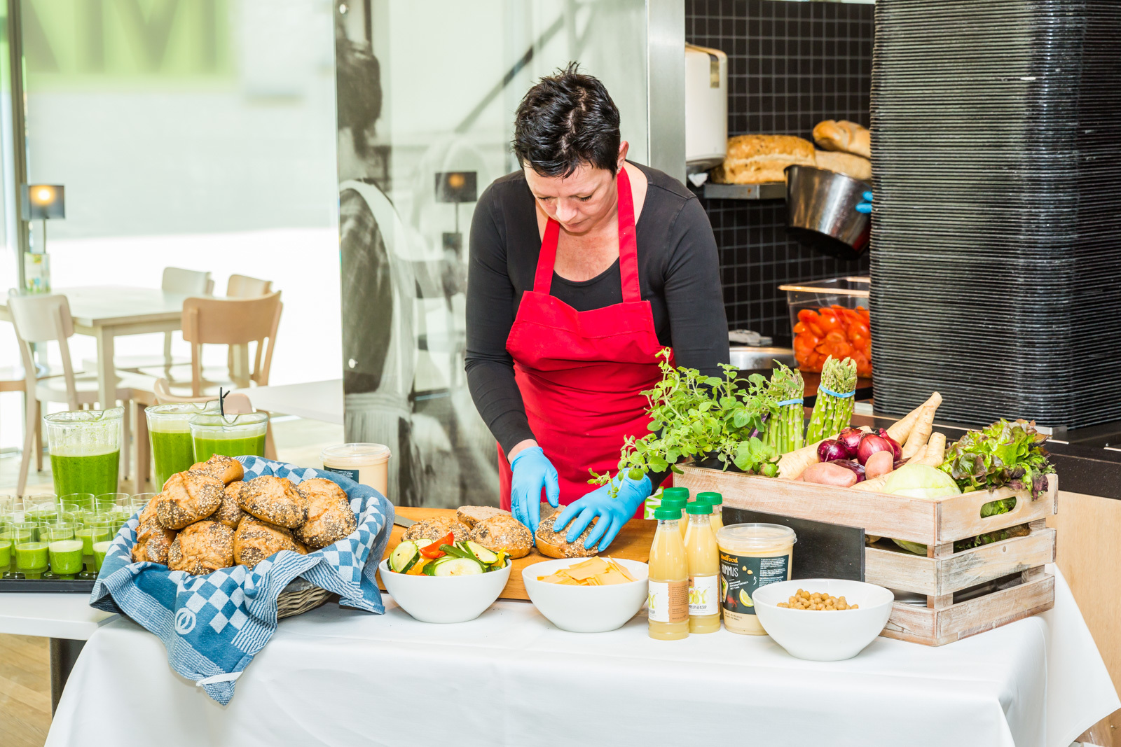 Ongekoelde presentatie schotels brood groenten