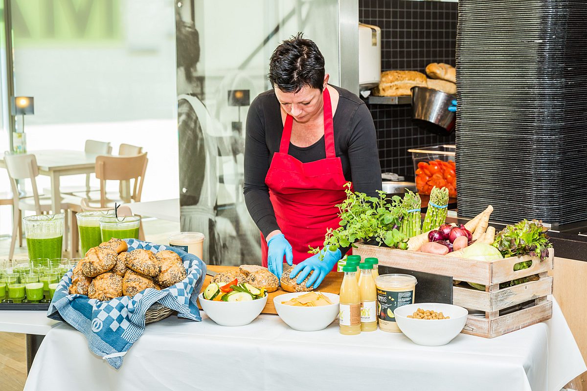 Ongekoelde presentatie schotels brood groenten