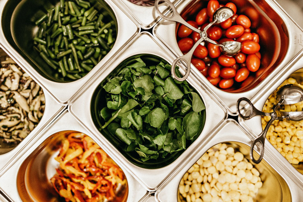 Metalen bakken met groenten hygiene unsplash 1050x700