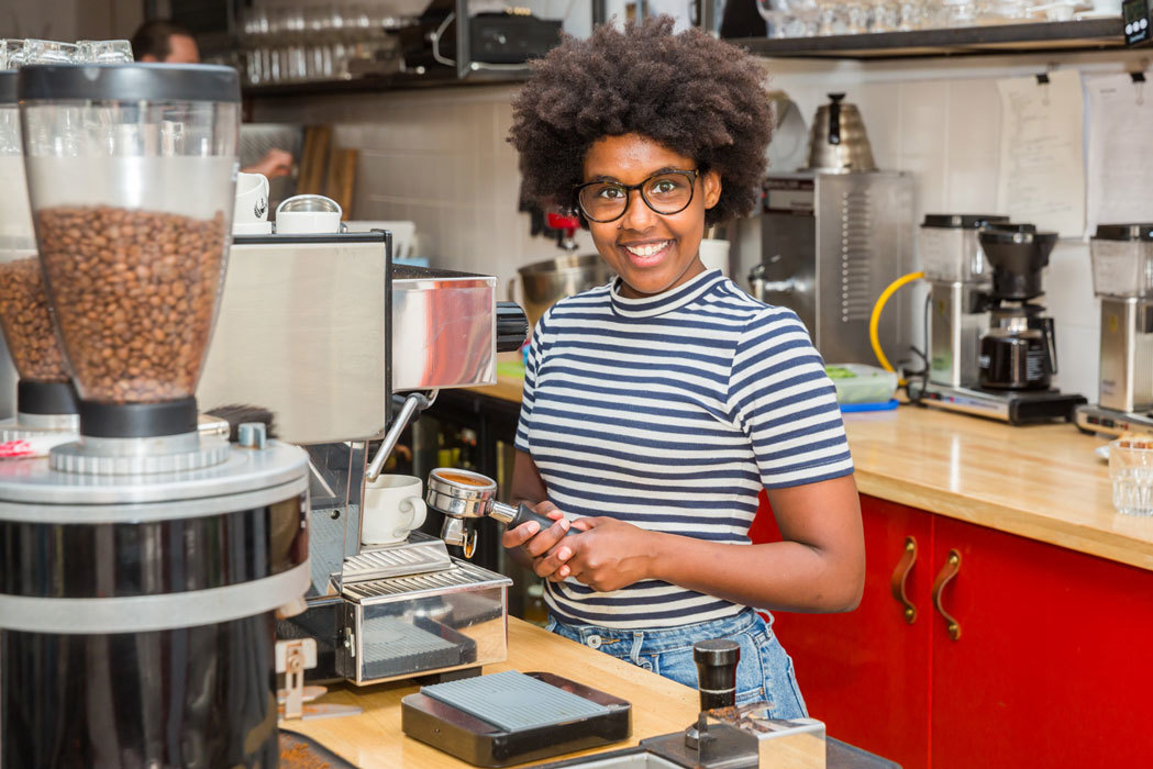 Barista meisje koffie