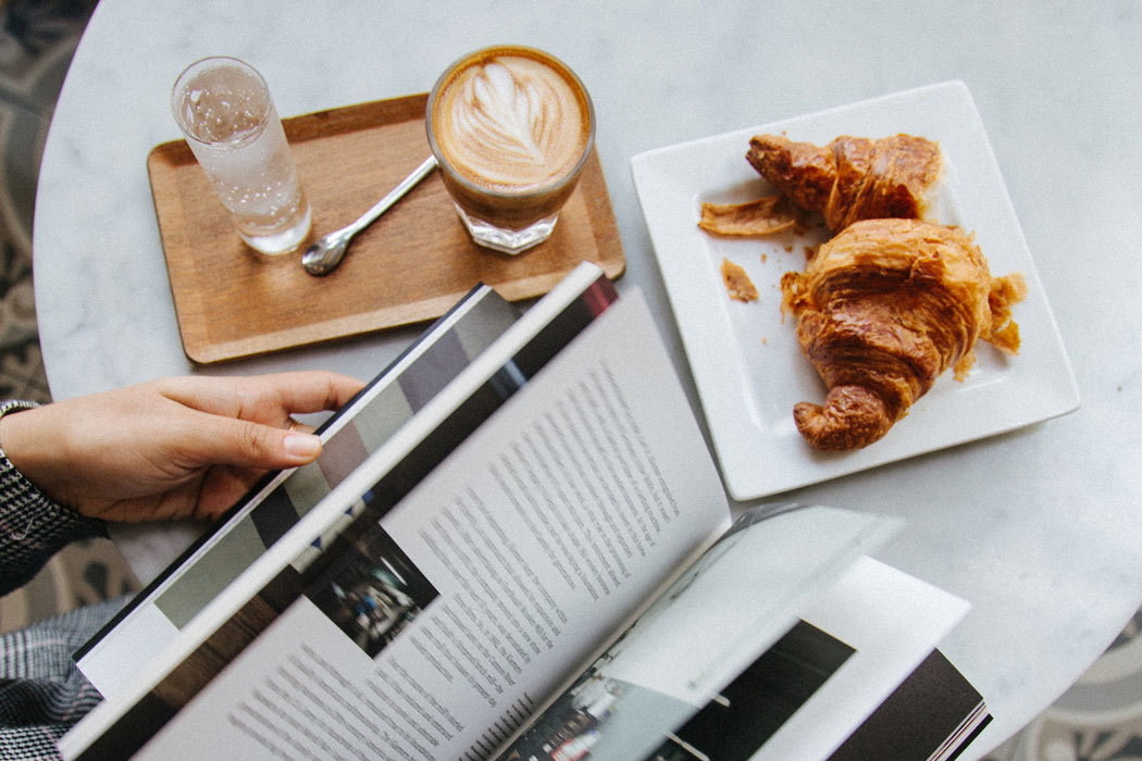 Hotel ontbijt met magazine unsplash