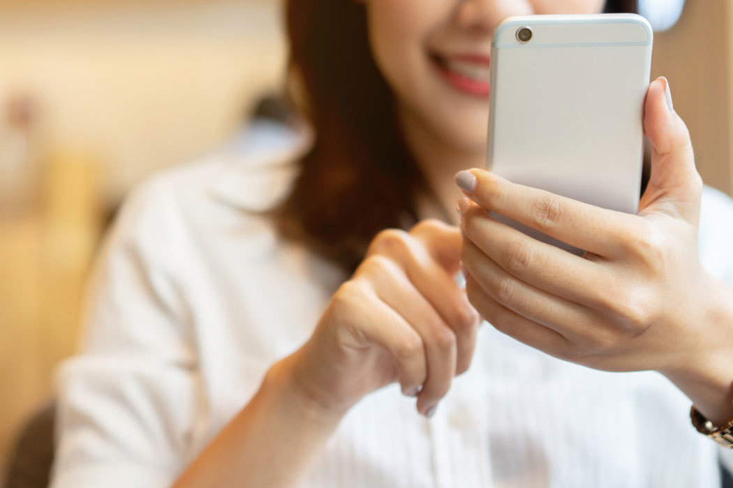 Hero Orderli vrouw met smartphone telefoon mobiel 1050x700