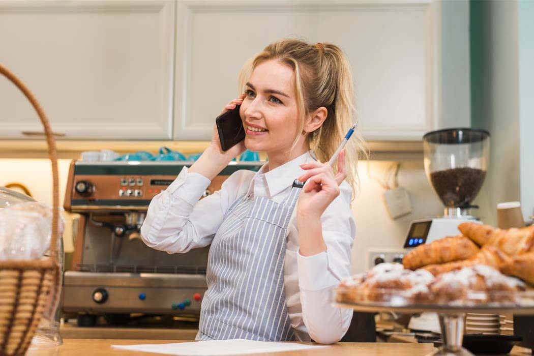 KHN Telecom vrouw ondernemer personeel met telefoon