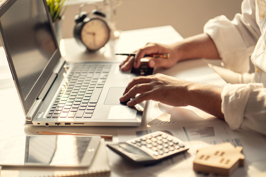 Profiteren van Ledenvoordelen Laptop rekenmachien wekker