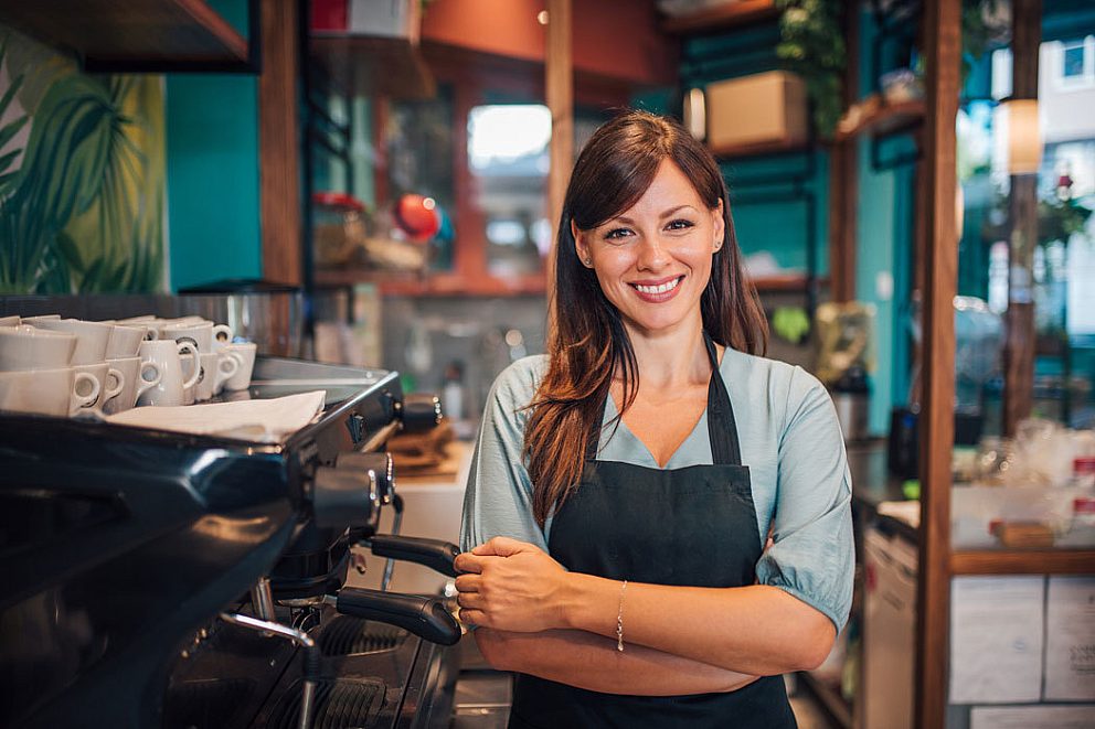 Blije horecaondernemer vrouw koffiebar 1050x700