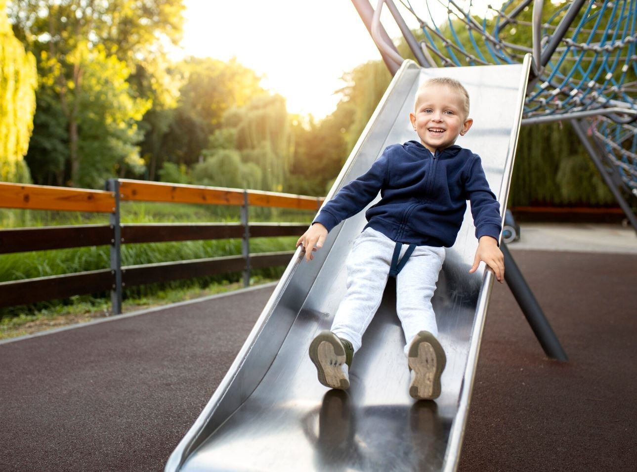 Kind glijbaan speeltuin
