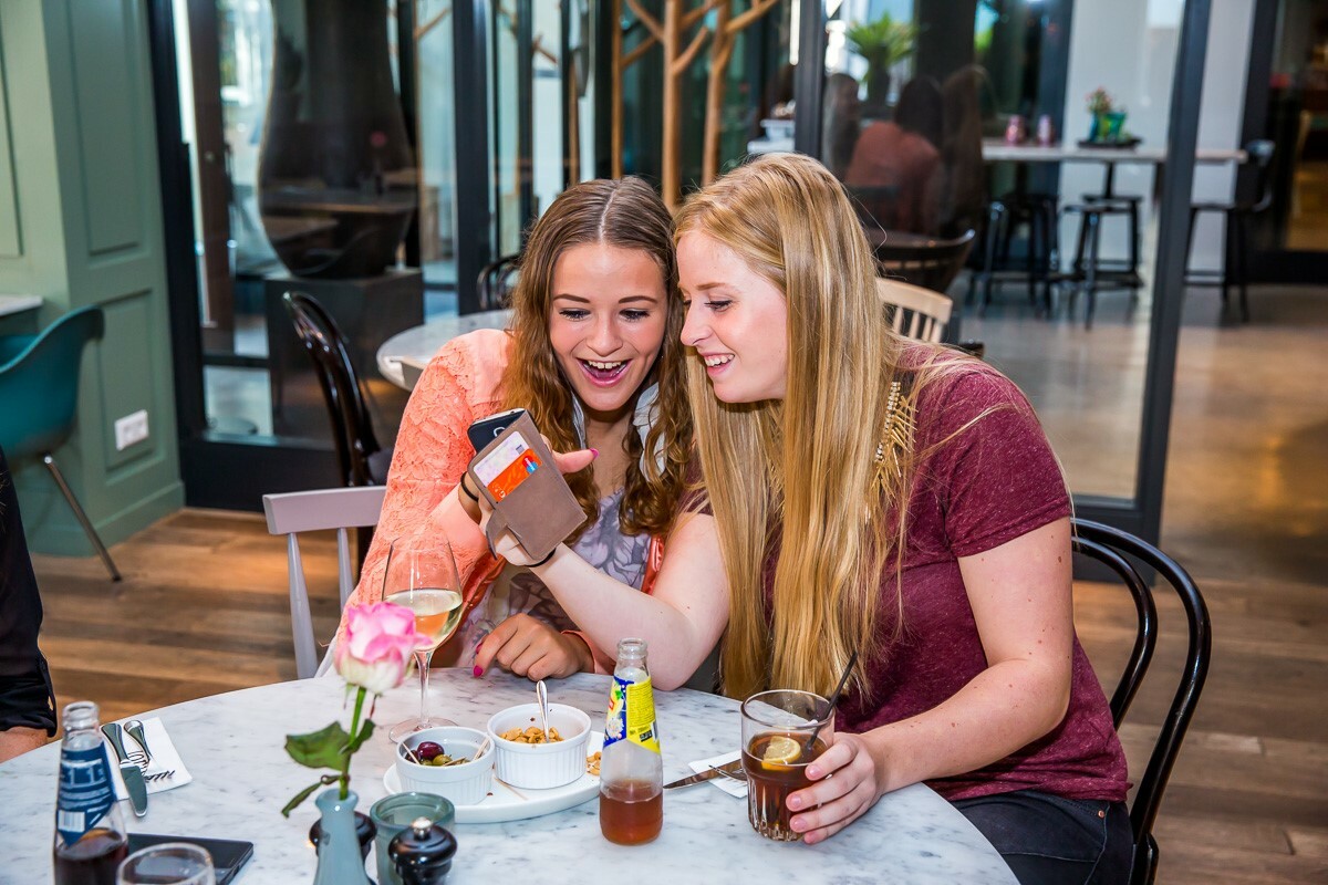 Meisjes met mobiele telefoon