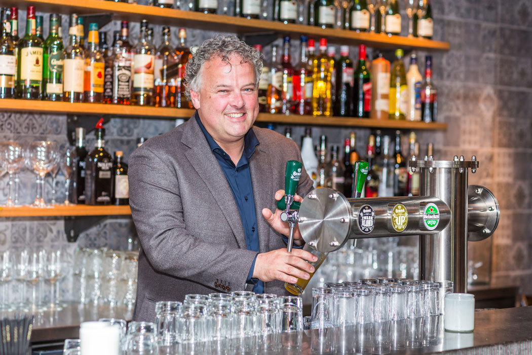 Rober Willemsen tapt biertje