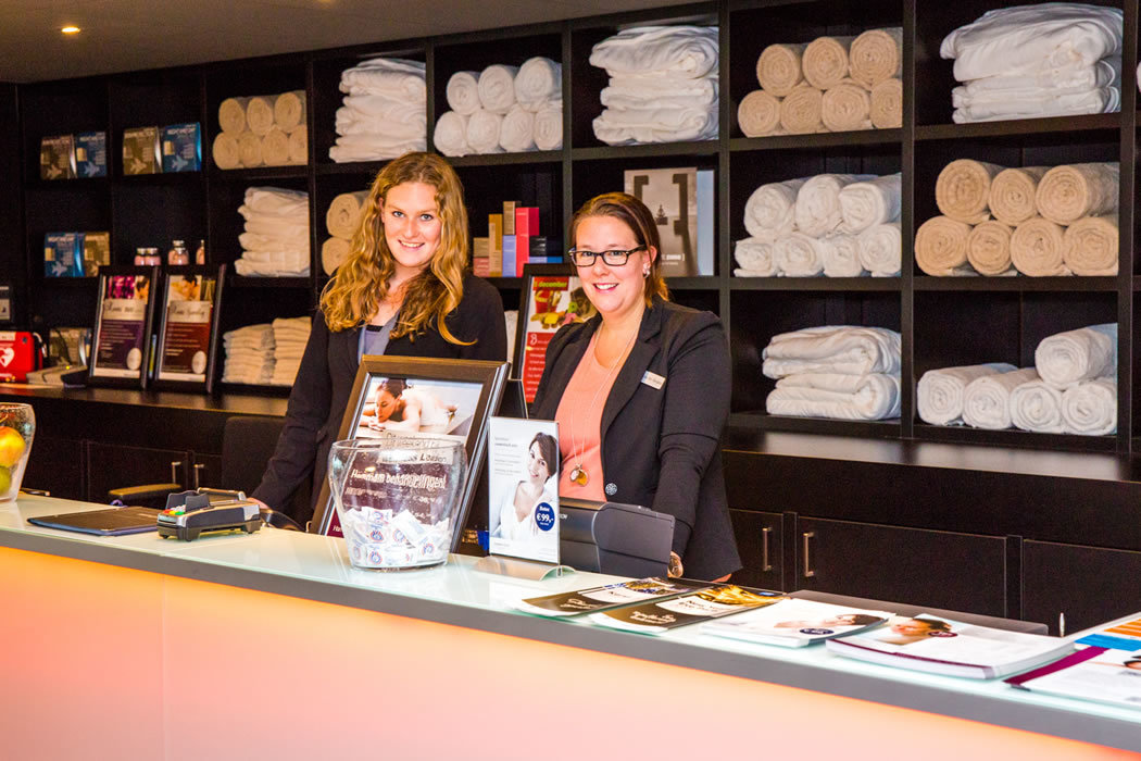 Balie receptie medewerksters sauna