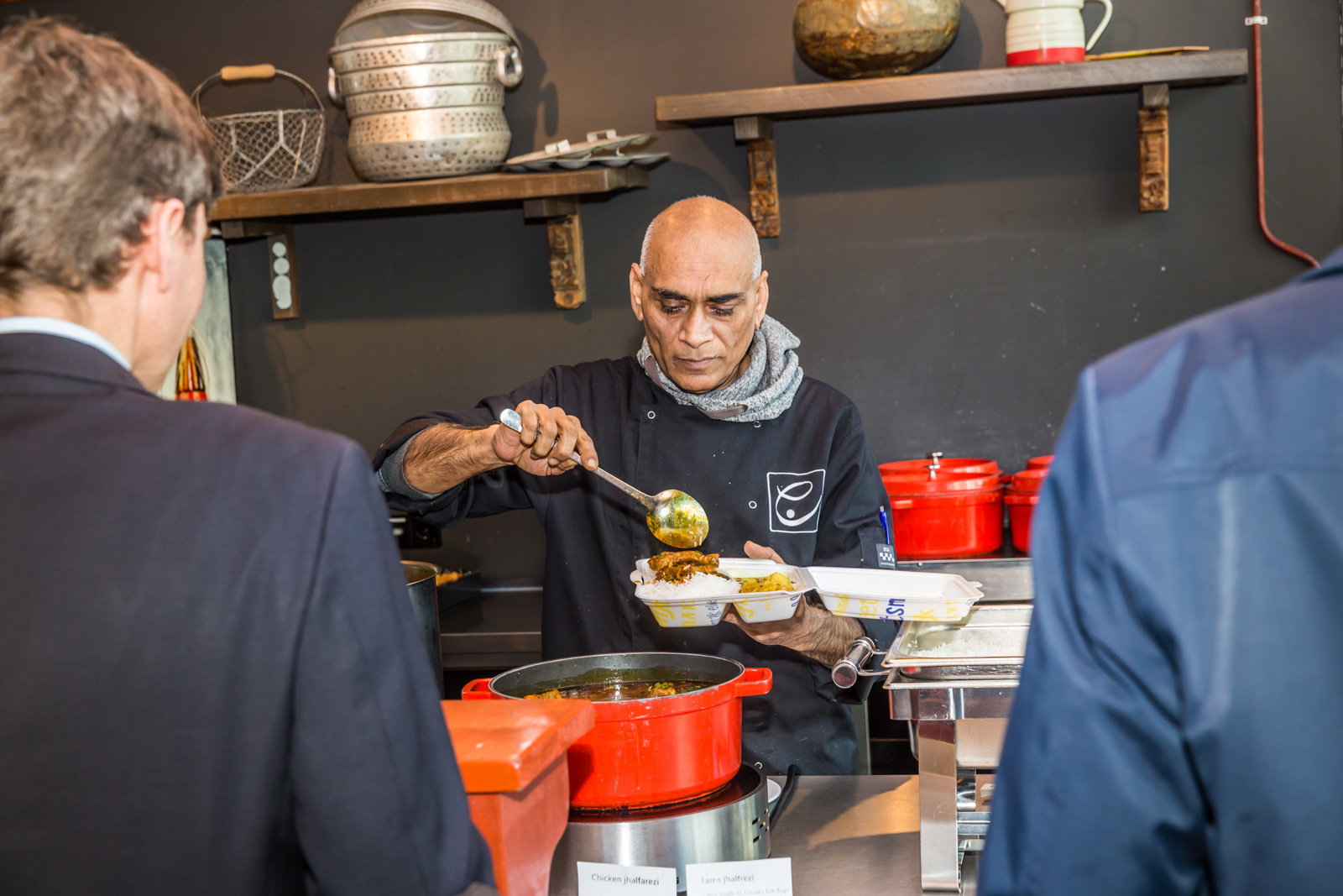 Oudere medewerker snackbar