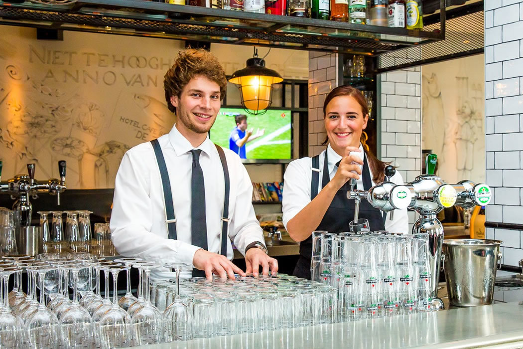 Medewerkers bar lege glazen grand cafe de zalm gouda biertappen