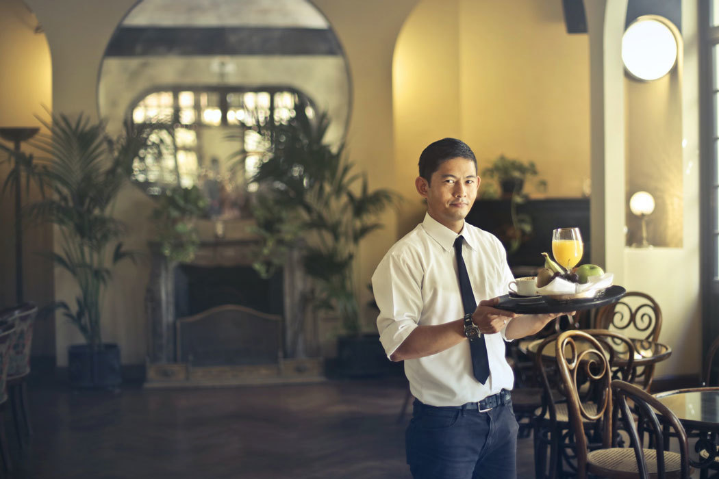 Ober kelner met dienblad personeel in stylish restaurant