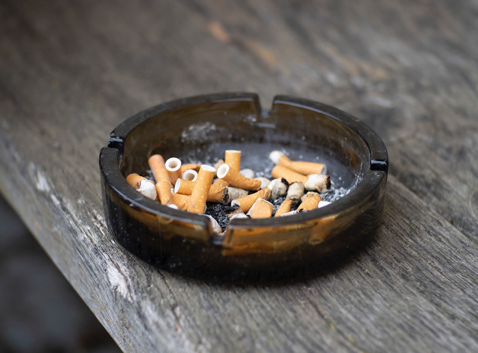 Asbak met peuken roken