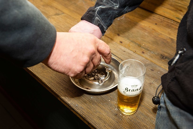 Roken sigaret asbak glas bier