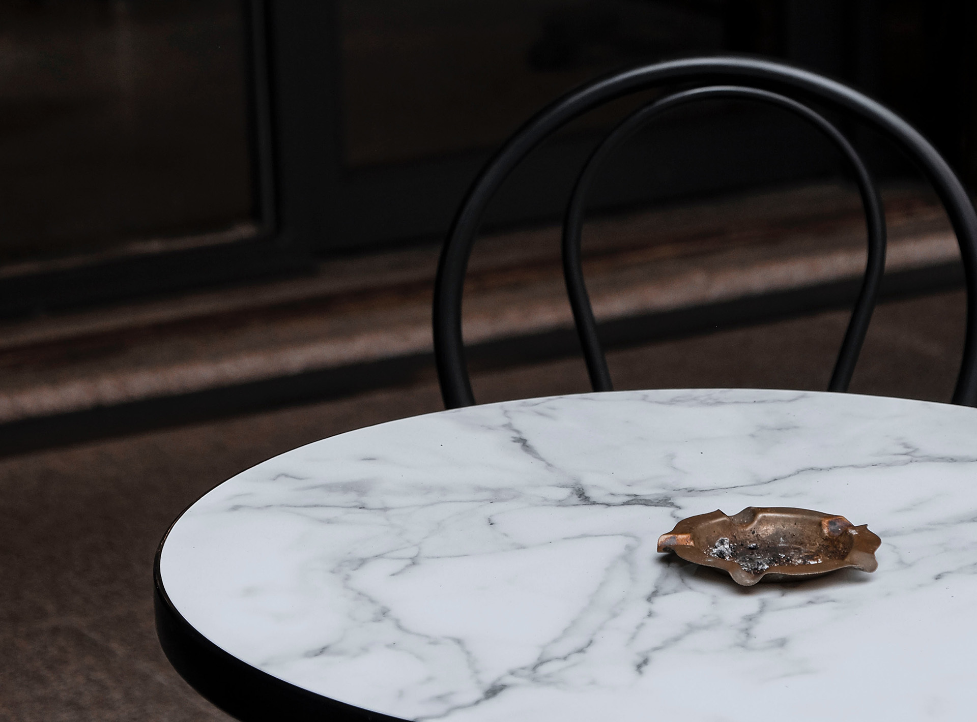 Rookverbod verbod rookruimten lege stoel met tafel en lege asbak