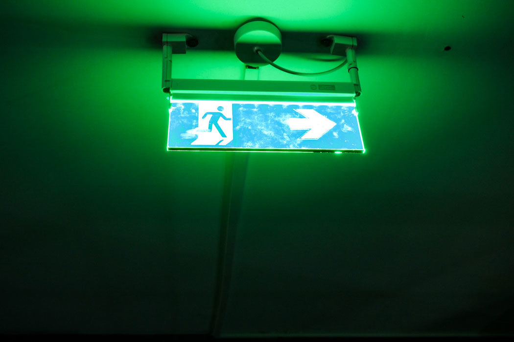 Exit sign felgroen uitgang vluchtroute bordje 1050x700