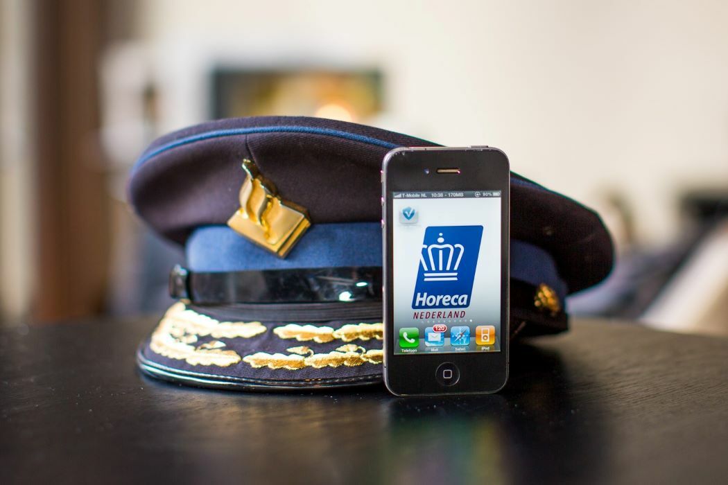 Politiepet met telefoon