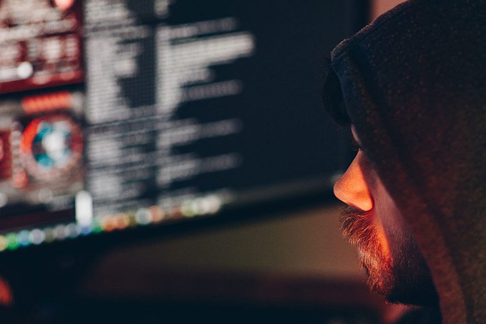 Cybercrime hacker 1050x700