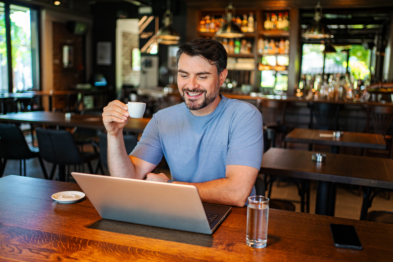 Ondernemer blij laptop cafe restaurant bar