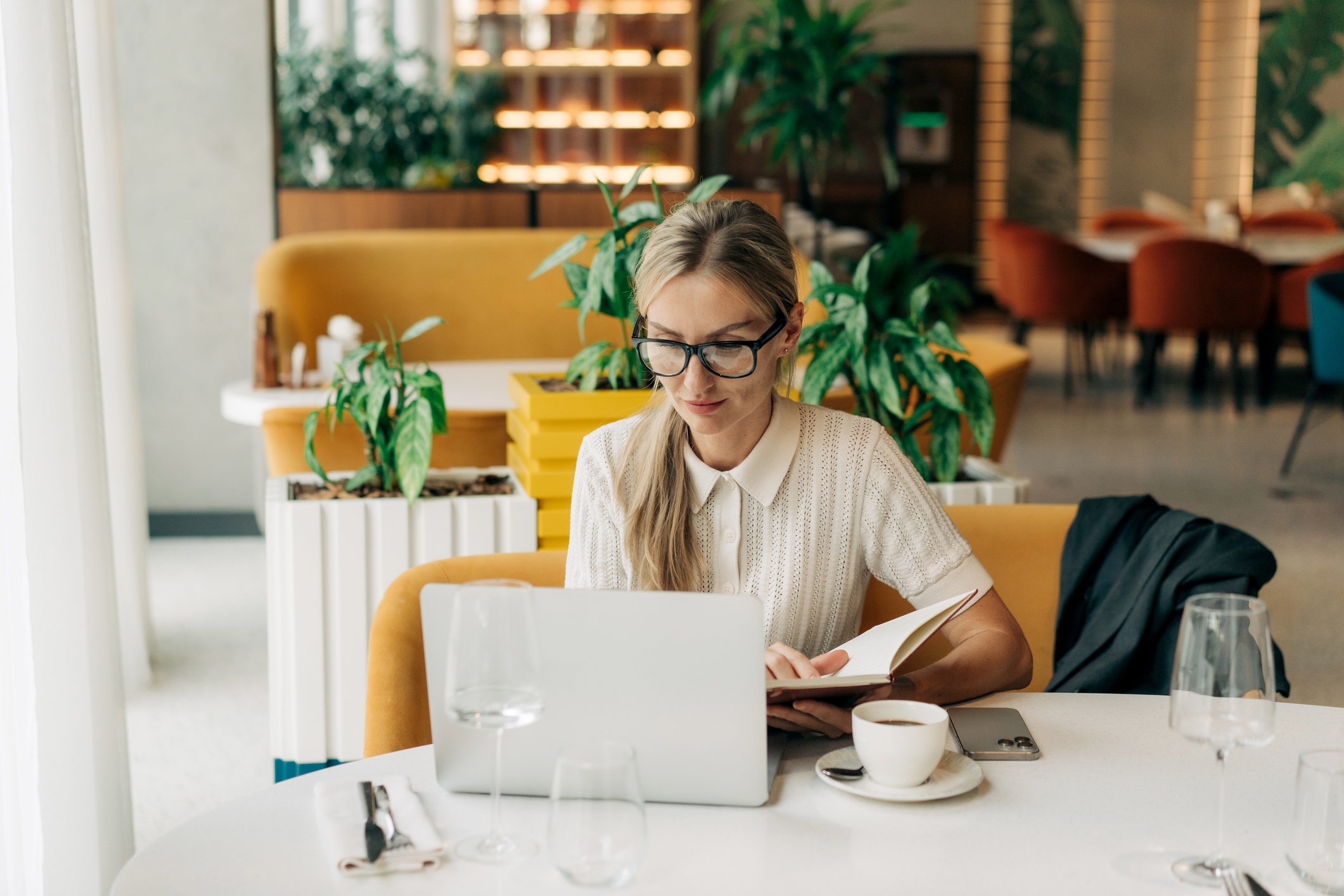 Ondernemer laptop koffie boek