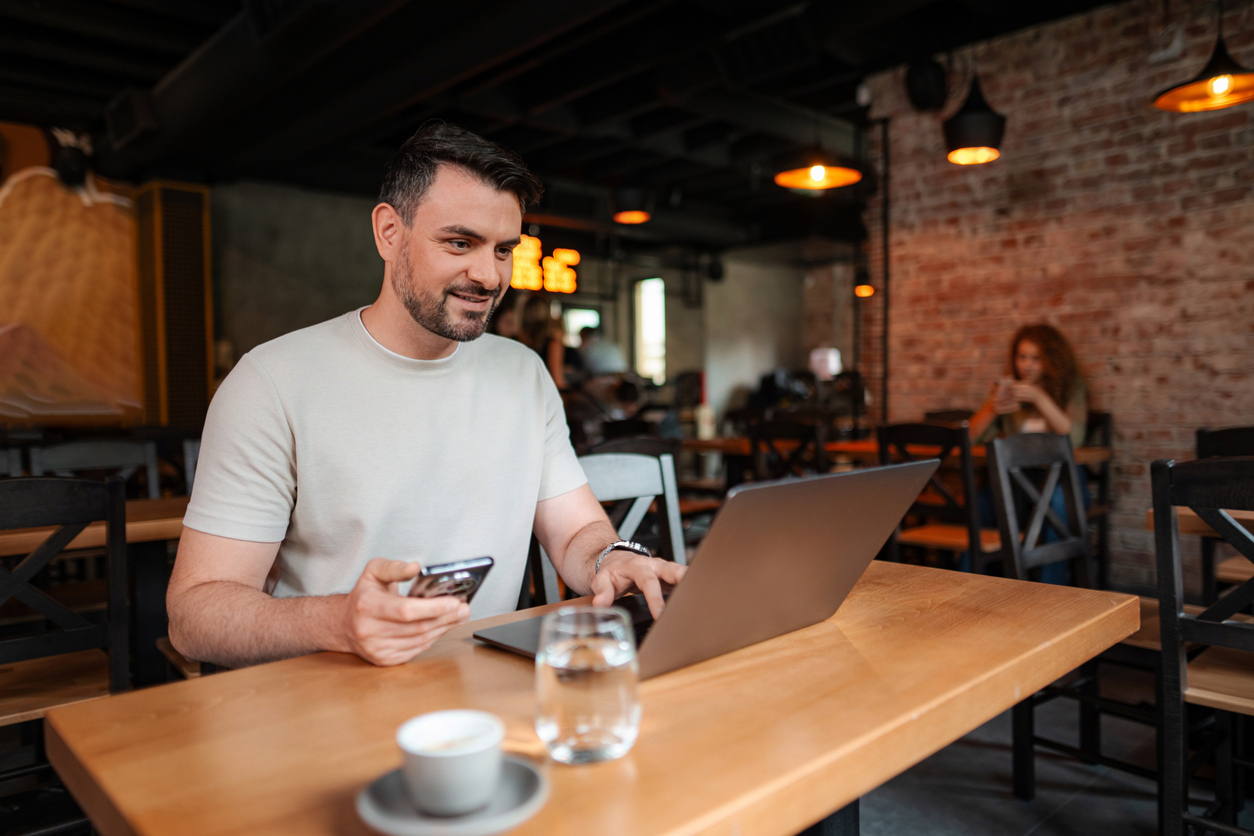 Ondernemer laptop restaurant telefoon 22