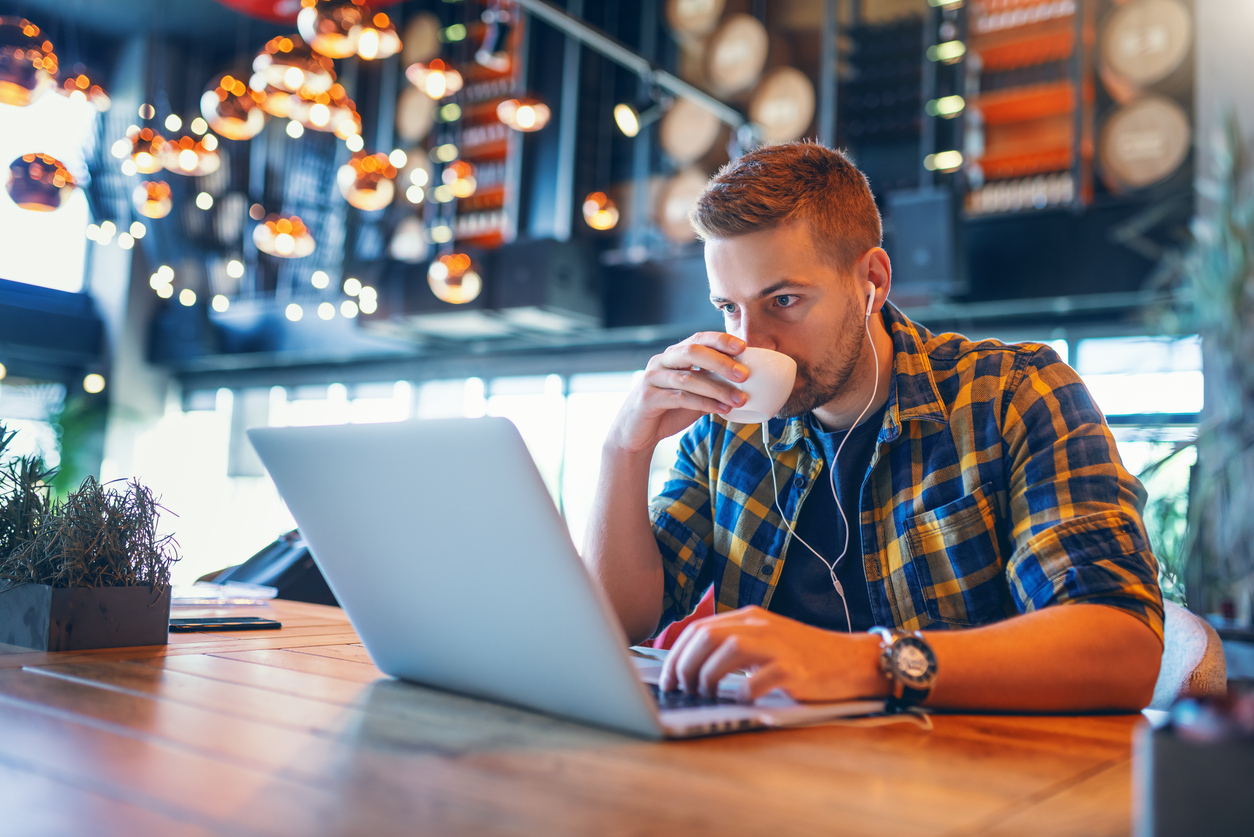 Ondernemer laptop koffie