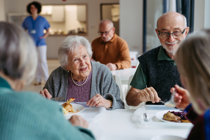 Ouderen eten aan tafel