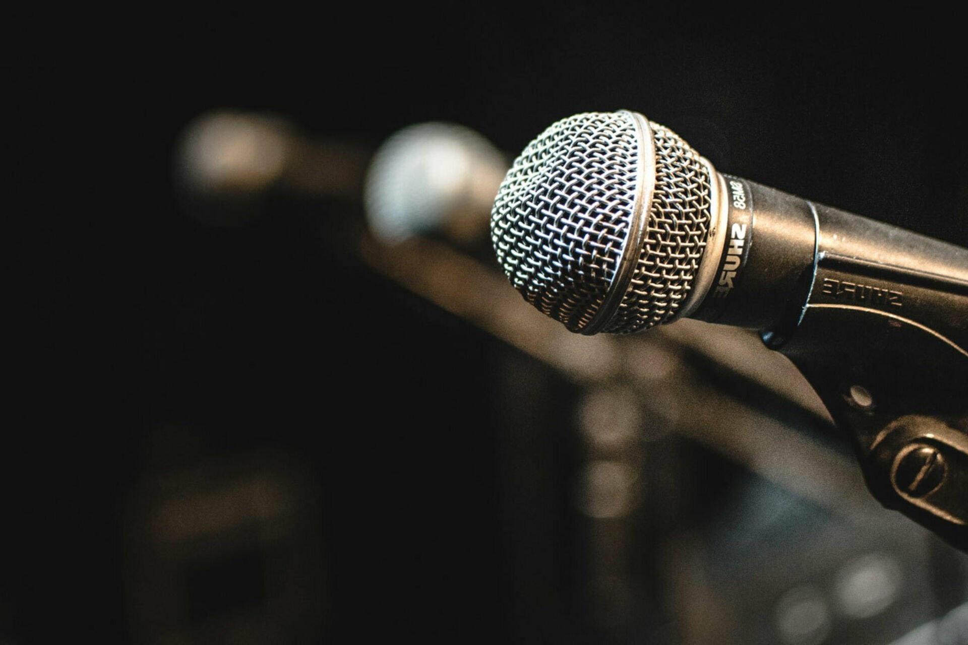 Persconferentie microfoons 1400x933