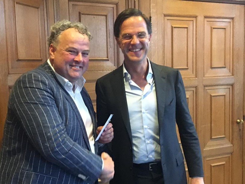 KHN-voorzitter Robèr Willemsen in gesprek met Mark Rutte